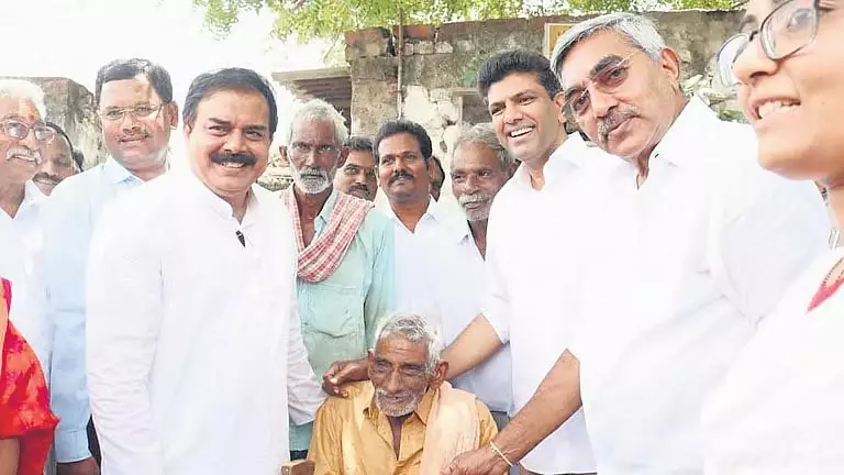Andhra: मंत्रियों ने तेनाली में स्मार्ट राशन कार्ड अभियान का शुभारंभ किया Andhra: मंत्रियों ने तेनाली में स्मार्ट राशन कार्ड अभियान का शुभारंभ किया