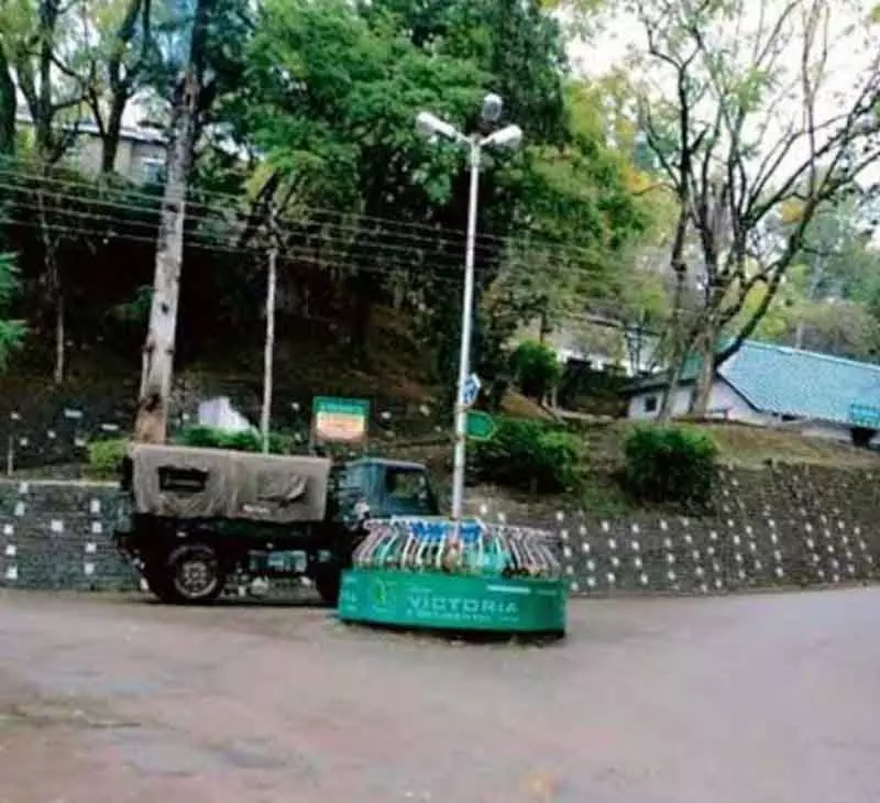 Subathu में अड़चन, सेना के प्रतिबंधों के कारण ट्रक चालकों को महंगा रास्ता अपनाना पड़ रहा Subathu में अड़चन, सेना के प्रतिबंधों के कारण ट्रक चालकों को महंगा रास्ता अपनाना पड़ रहा