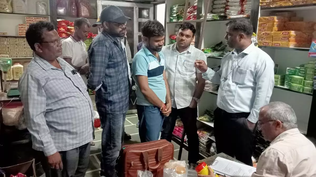 MP : शिवपुरी में मिलावटी घी से बना हलवा खाने से 250 ग्रामीण बीमार MP : शिवपुरी में मिलावटी घी से बना हलवा खाने से 250 ग्रामीण बीमार