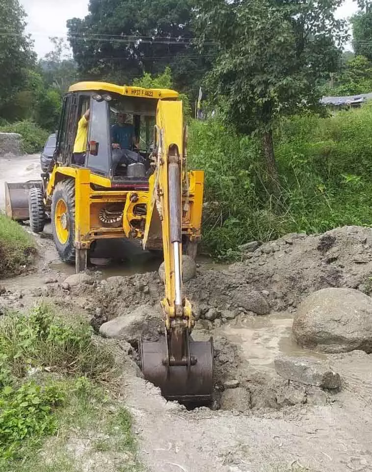 Palampur: वन विभाग ने अवैध खनन वाली सड़कें गिराईं Palampur: वन विभाग ने अवैध खनन वाली सड़कें गिराईं
