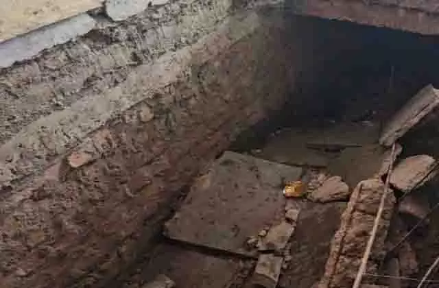 Bhopal: अचानक धंसी जमीन, गड्ढे में गिरी आधा दर्जन महिलाएं Bhopal: अचानक धंसी जमीन, गड्ढे में गिरी आधा दर्जन महिलाएं