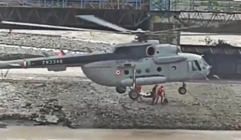 IAF हेलीकॉप्टर ने रावी नदी में एक पहिये पर किया साहसिक बचाव IAF हेलीकॉप्टर ने रावी नदी में एक पहिये पर किया साहसिक बचाव