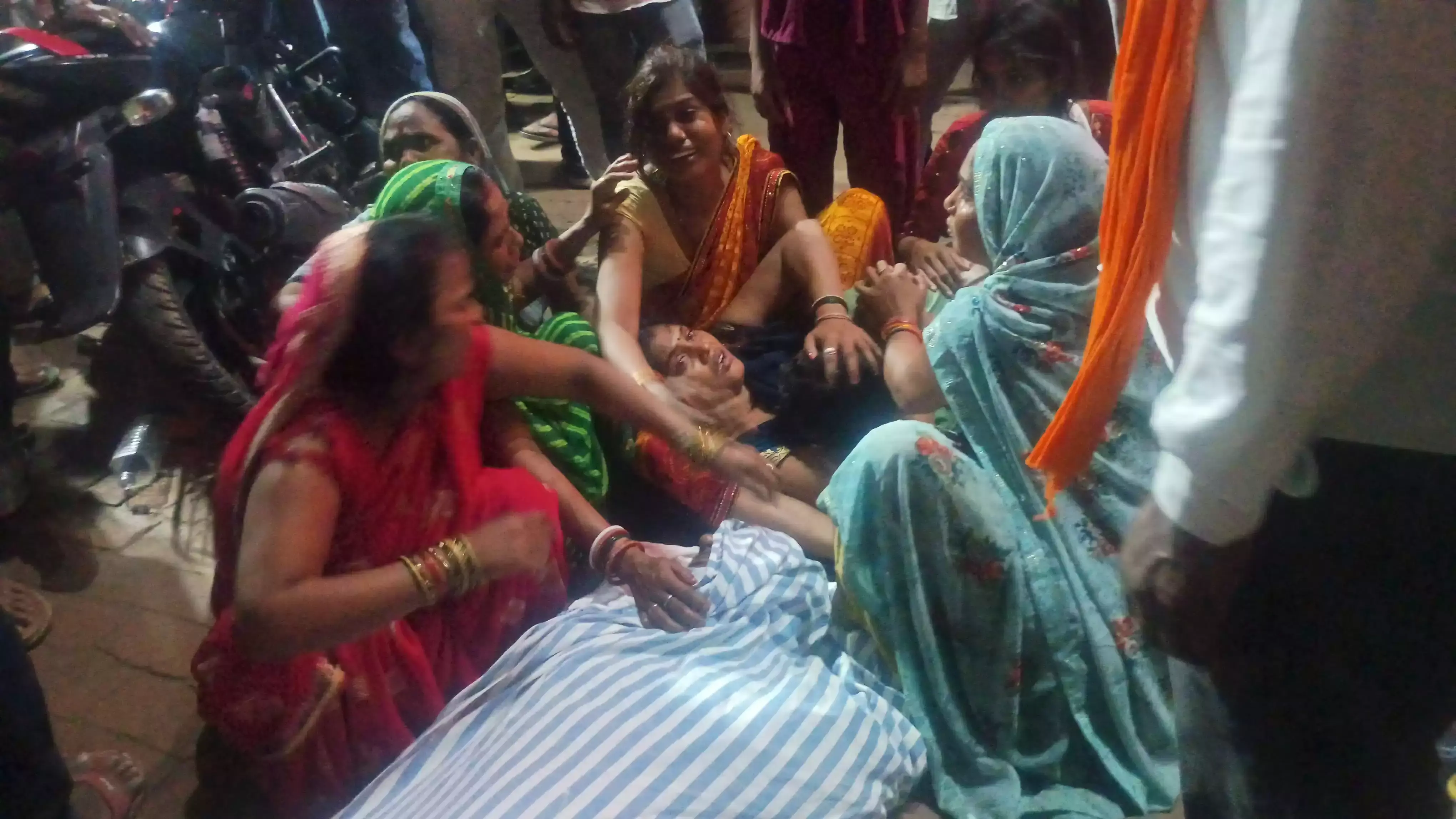 Jaunpur: मरीज की मौत पर परिजनों ने किया विरोध प्रदर्शन Jaunpur: मरीज की मौत पर परिजनों ने किया विरोध प्रदर्शन