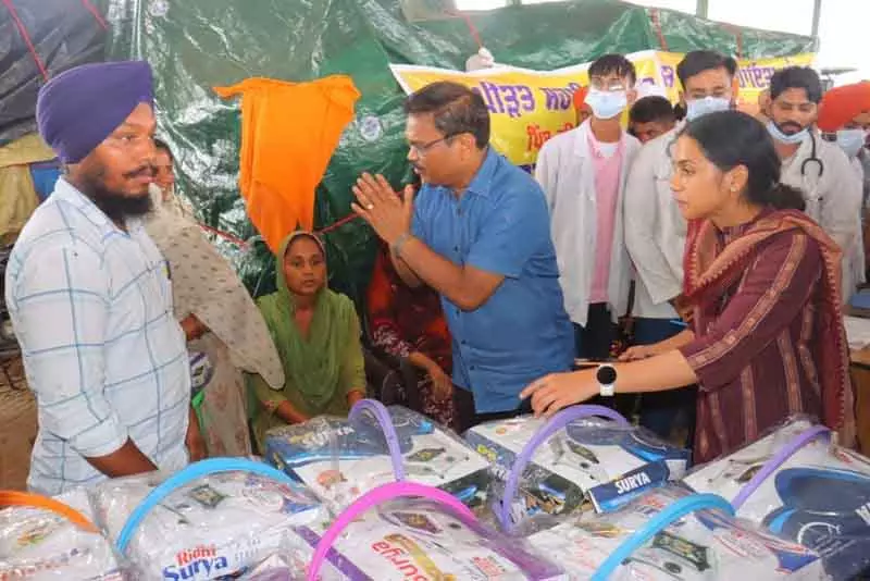 पंजाब बाढ़, राहत और बचाव कार्यों में NGO और सिख संगठन आगे आए पंजाब बाढ़, राहत और बचाव कार्यों में NGO और सिख संगठन आगे आए