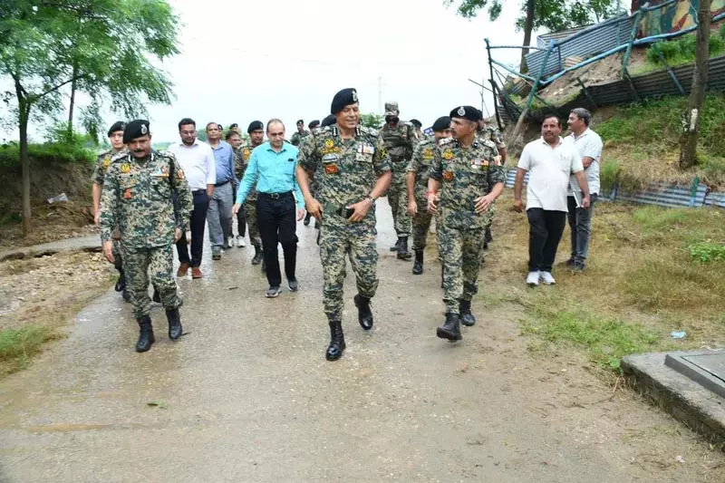 BSF DG ने जम्मू में भारत-पाक सीमा के बाढ़ प्रभावित क्षेत्रों का दौरा किया BSF DG ने जम्मू में भारत-पाक सीमा के बाढ़ प्रभावित क्षेत्रों का दौरा किया