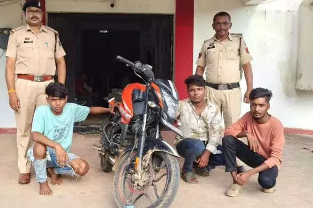 मोबाइल और कैश की लूट, 3 बदमाश लड़के गिरफ्तार मोबाइल और कैश की लूट, 3 बदमाश लड़के गिरफ्तार