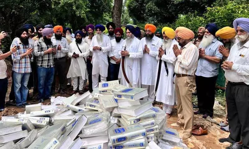 महान कोष की प्रतियां निपटान विवाद, पुटा ने कुलपति व अन्य के खिलाफ FIR वापस लेने की अपील की महान कोष की प्रतियां निपटान विवाद, पुटा ने कुलपति व अन्य के खिलाफ FIR वापस लेने की अपील की