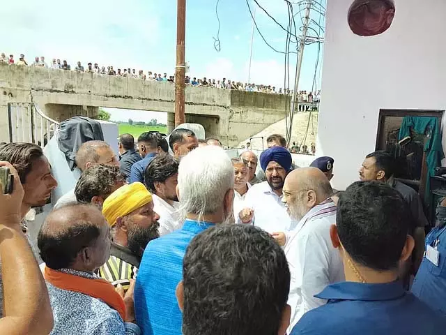 केंद्रीय मंत्री अमित शाह ने जम्मू में बाढ़ से हुए नुकसान का जायजा लिया केंद्रीय मंत्री अमित शाह ने जम्मू में बाढ़ से हुए नुकसान का जायजा लिया
