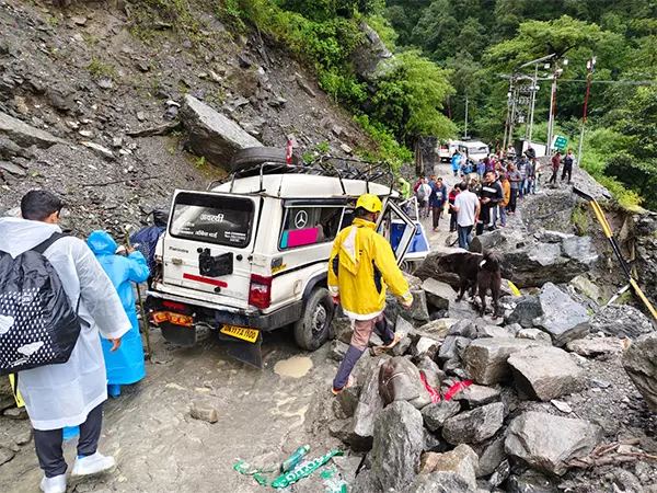 Rudraprayag में पत्थर गिरने से वाहन की चपेट में आने से 2 की मौत, 3 घायल Rudraprayag में पत्थर गिरने से वाहन की चपेट में आने से 2 की मौत, 3 घायल