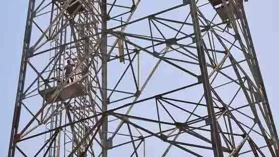 Bengaluru: बारिश के बीच 150 फीट ऊंचे टावर पर चढ़ा मजदूर Bengaluru: बारिश के बीच 150 फीट ऊंचे टावर पर चढ़ा मजदूर
