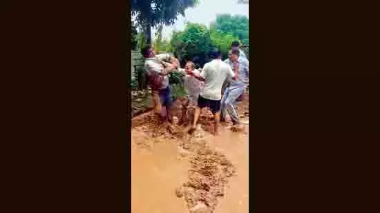 Zirakpur: हाउसिंग सोसाइटी में सीवर के काम को लेकर विवाद हुआ और बिगड़ गया Zirakpur: हाउसिंग सोसाइटी में सीवर के काम को लेकर विवाद हुआ और बिगड़ गया