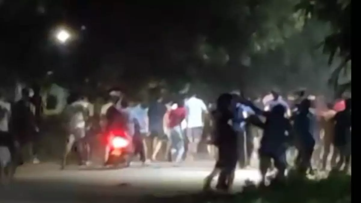 Varanasi: आईआईटी और बिरला हॉस्टल छात्रों में झगड़ा, पुलिस ने संभाली स्थिति Varanasi: आईआईटी और बिरला हॉस्टल छात्रों में झगड़ा, पुलिस ने संभाली स्थिति