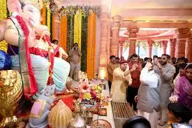 Mumbai: नड्डा ने लालबाग राजा का आशीर्वाद लिया Mumbai: नड्डा ने लालबाग राजा का आशीर्वाद लिया