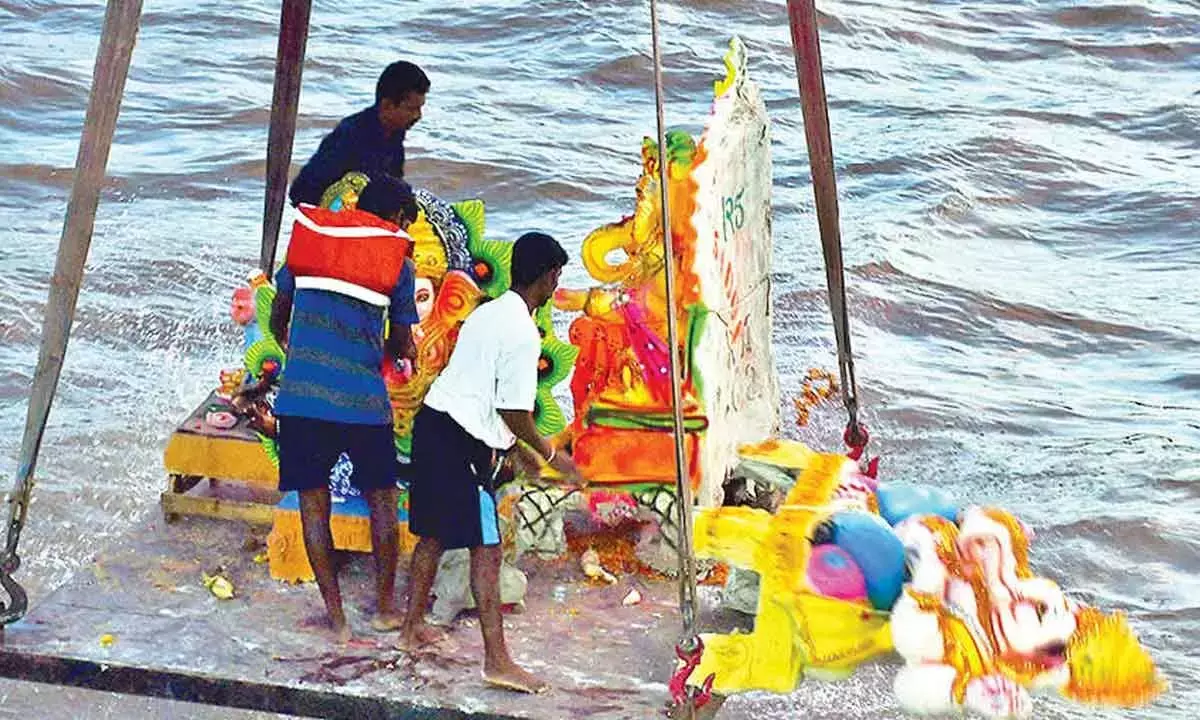 Andhra: प्रकाशम बैराज के पास गणेश विसर्जन जारी Andhra: प्रकाशम बैराज के पास गणेश विसर्जन जारी