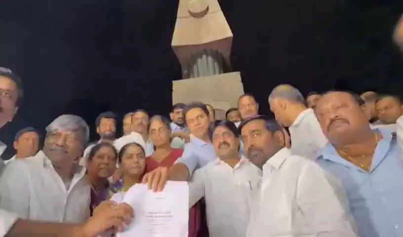 BRS ने घोष आयोग की रिपोर्ट को कूड़ेदान में फेंका, कानूनी और राजनीतिक लड़ाई जारी रखने का संकल्प लिया BRS ने घोष आयोग की रिपोर्ट को कूड़ेदान में फेंका, कानूनी और राजनीतिक लड़ाई जारी रखने का संकल्प लिया