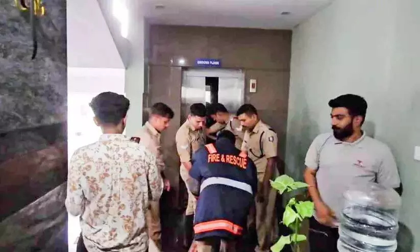 Kerala : लिफ्ट में फंसे युवक, फायर ब्रिगेड ने बचाया Kerala : लिफ्ट में फंसे युवक, फायर ब्रिगेड ने बचाया