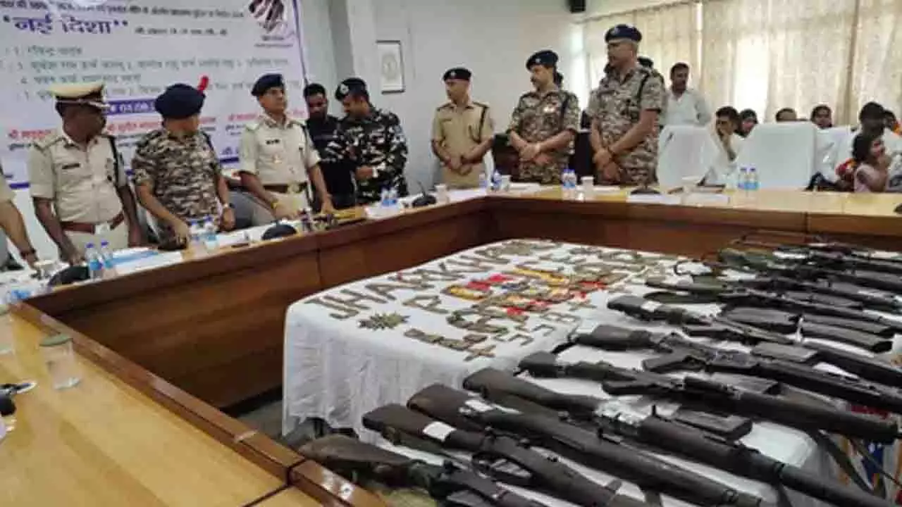 Jharkhand: उग्रवादियों का आत्मसमर्पण, हथियारों का बड़ा जखीरा बरामद Jharkhand: उग्रवादियों का आत्मसमर्पण, हथियारों का बड़ा जखीरा बरामद