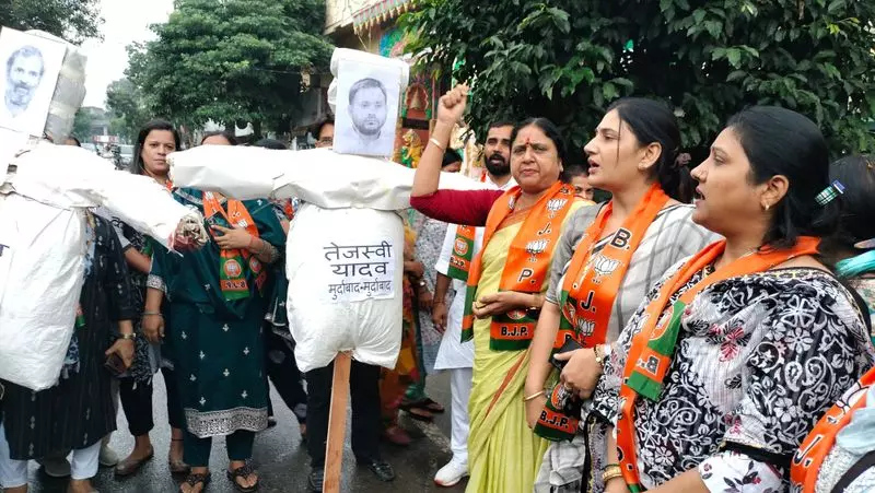 BJP महिला मोर्चा ने फूंका राहुल, तेजस्वी का पुतला BJP महिला मोर्चा ने फूंका राहुल, तेजस्वी का पुतला