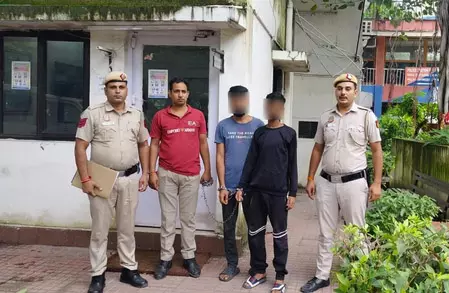 महापाप! मंदिर के दानपात्र से चोरी करने वाले दो गिरफ्तार, नकदी बरामद महापाप! मंदिर के दानपात्र से चोरी करने वाले दो गिरफ्तार, नकदी बरामद
