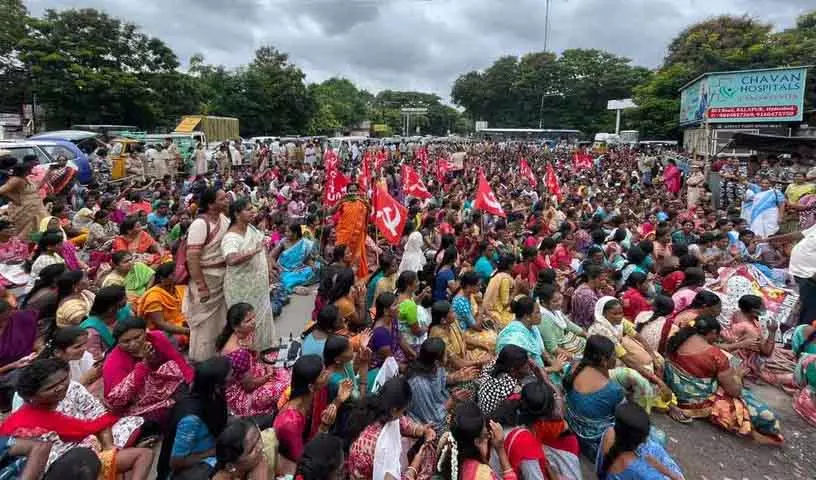 Hyderabad में हजारों आशा कार्यकर्ताओं ने निश्चित वेतन और लाभ की मांग को लेकर विरोध प्रदर्शन किया Hyderabad में हजारों आशा कार्यकर्ताओं ने निश्चित वेतन और लाभ की मांग को लेकर विरोध प्रदर्शन किया