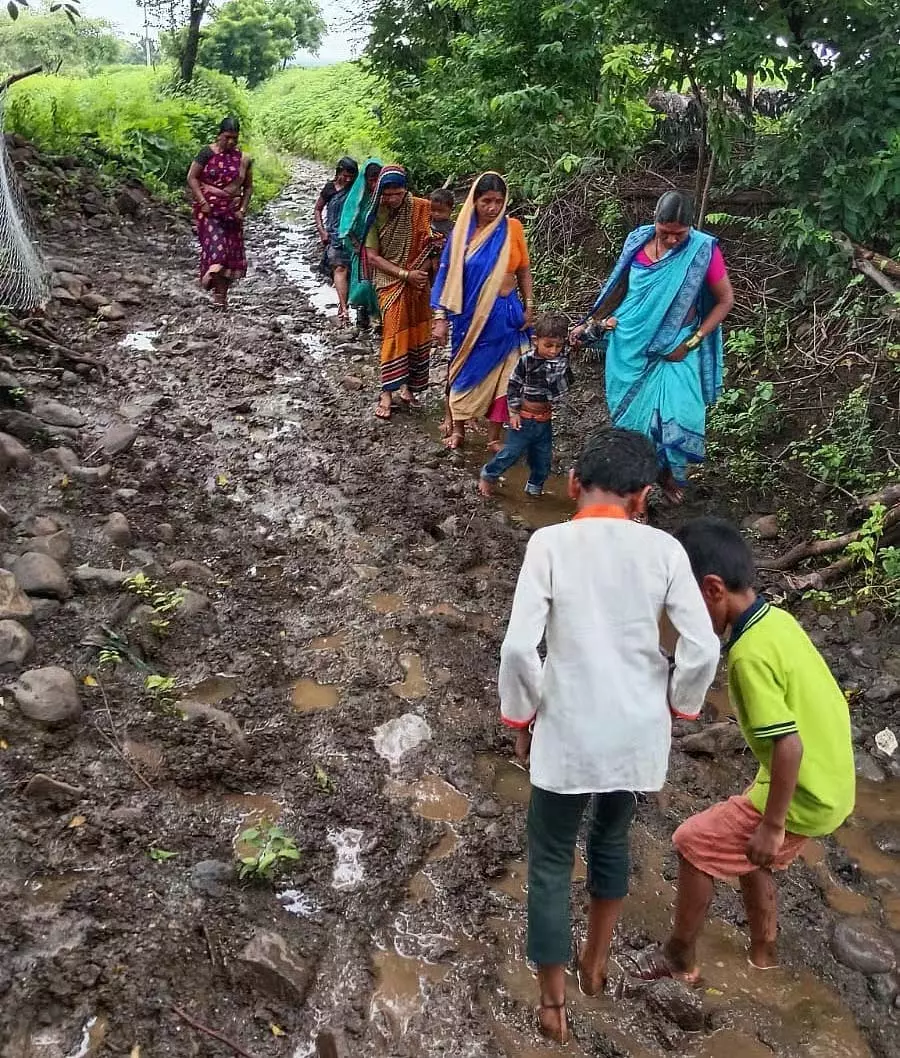 टांडा निवासी दुर्गम सड़क पर: सड़क निर्माण की मांग टांडा निवासी दुर्गम सड़क पर: सड़क निर्माण की मांग