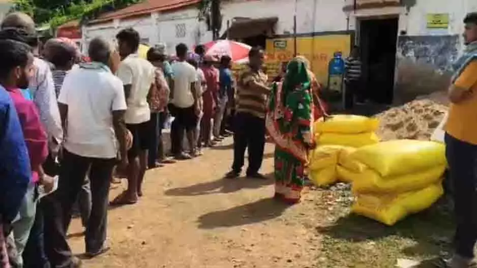 Odisha: गंजम में उर्वरक की कमी के कारण किसान घंटों कतार में खड़े रहे Odisha: गंजम में उर्वरक की कमी के कारण किसान घंटों कतार में खड़े रहे
