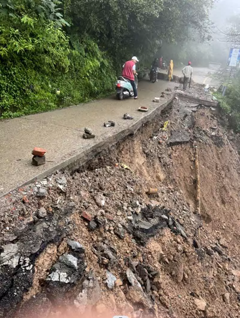 Kangra में 61 सड़कें, 212 जलापूर्ति योजनाएं बाधित Kangra में 61 सड़कें, 212 जलापूर्ति योजनाएं बाधित