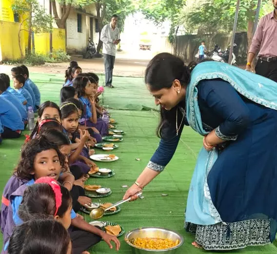 डिप्टी कलेक्टर ने बच्चों के साथ मनाया जन्मदिन, बांटी खुशियों की मिठास डिप्टी कलेक्टर ने बच्चों के साथ मनाया जन्मदिन, बांटी खुशियों की मिठास