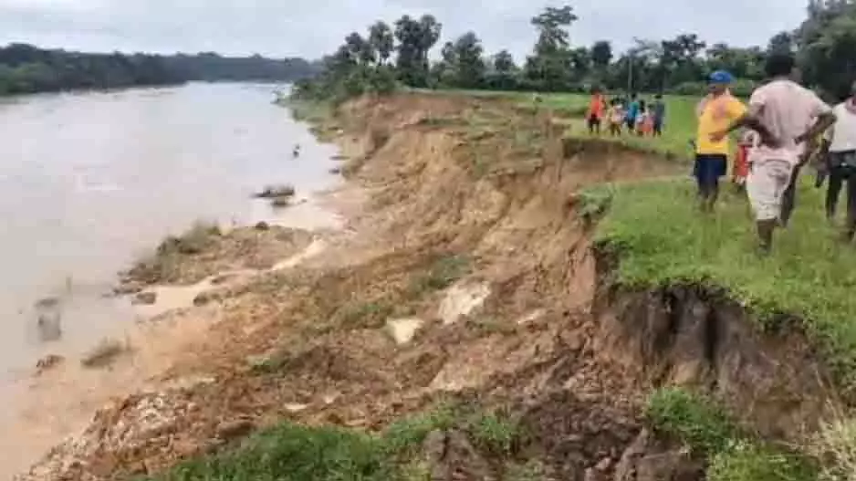 Mayurbhanj: बुधबलंगा नदी के कटाव से 300 परिवारों को खतरा Mayurbhanj: बुधबलंगा नदी के कटाव से 300 परिवारों को खतरा