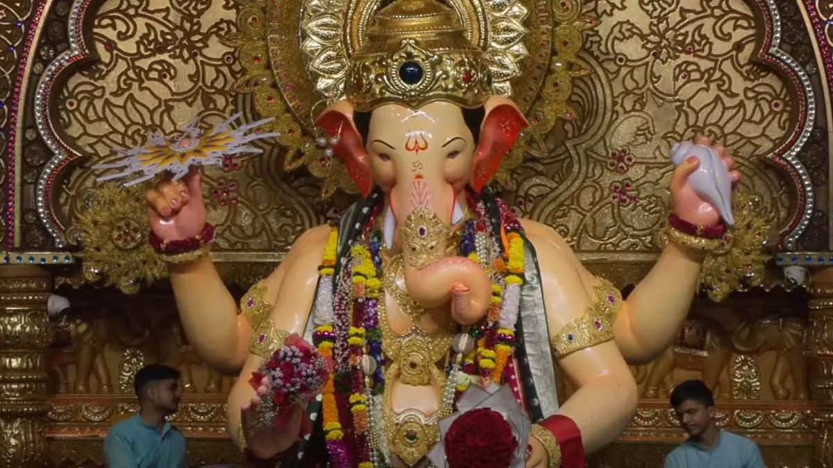 लालबागचा राजा 2025 छठे दिन की आरती लाइव: दोपहर की भावपूर्ण आरती के लिए उमड़े भक्त लालबागचा राजा 2025 छठे दिन की आरती लाइव: दोपहर की भावपूर्ण आरती के लिए उमड़े भक्त