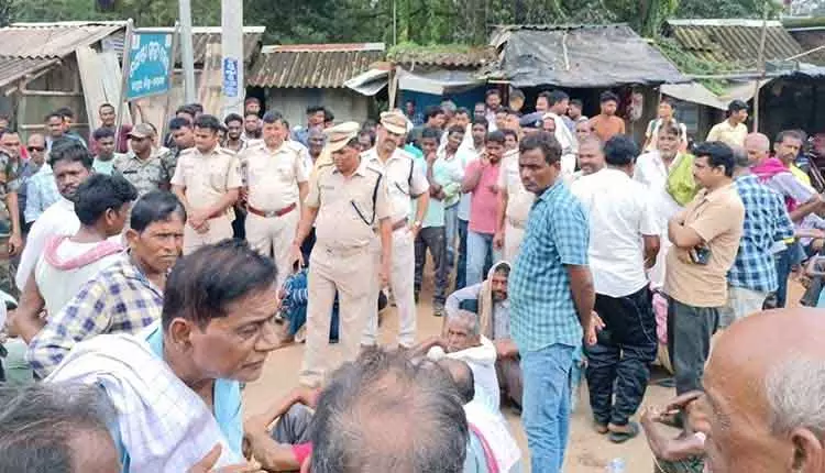 Nayagarh में गणेश प्रतिमा विसर्जन के दौरान गुटों में झड़प में बुजुर्ग की मौत Nayagarh में गणेश प्रतिमा विसर्जन के दौरान गुटों में झड़प में बुजुर्ग की मौत
