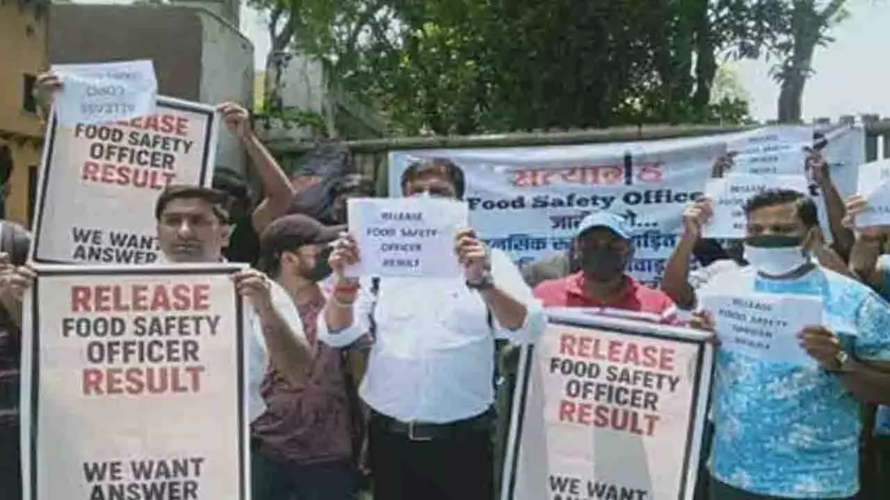 रांची में BPSC ऑफिस के बाहर युवाओं का प्रदर्शन रांची में BPSC ऑफिस के बाहर युवाओं का प्रदर्शन