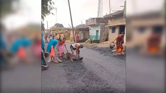 Bihar : सड़क पर बिछाई गई कंक्रीट को ढोते ग्रामीण Bihar : सड़क पर बिछाई गई कंक्रीट को ढोते ग्रामीण