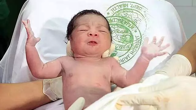 55 साल की उम्र में महिला ने 17वें बच्चे को जन्म दिया 55 साल की उम्र में महिला ने 17वें बच्चे को जन्म दिया