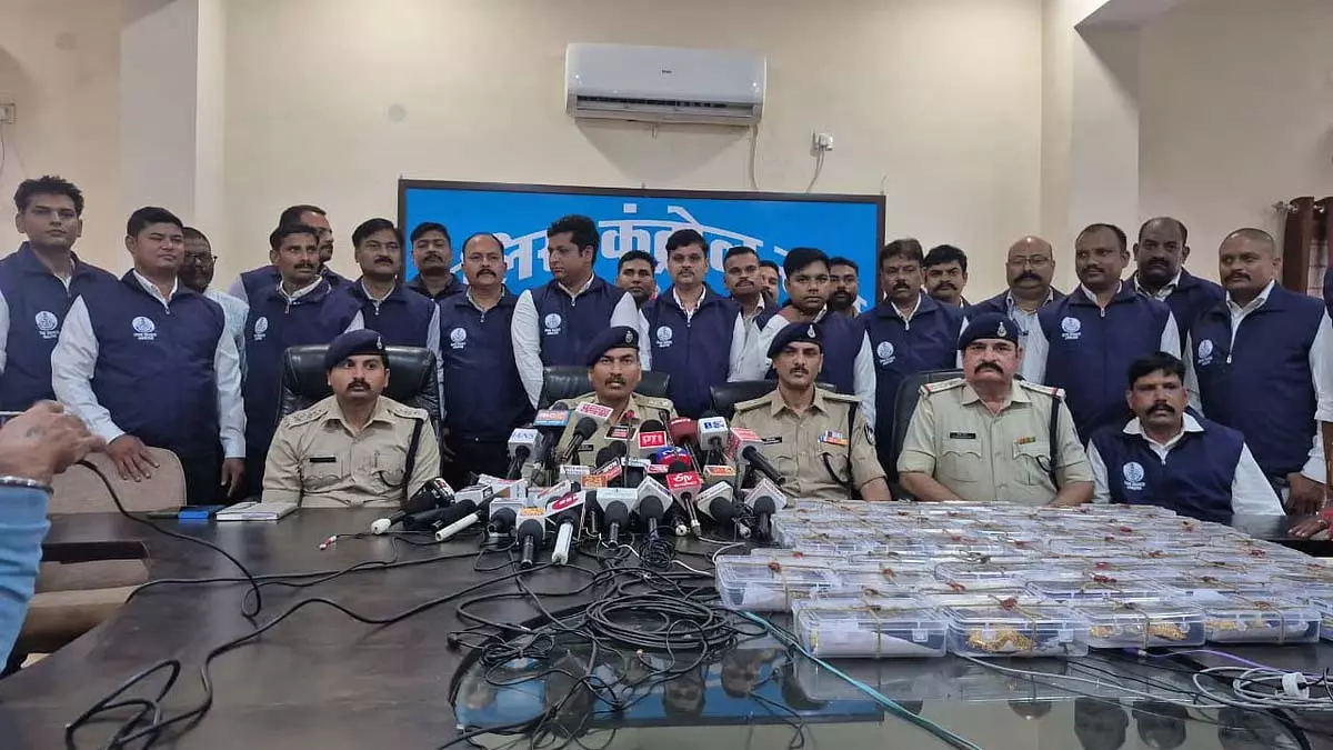 बिहार STF ने बंदूक की नोक पर 14 किलो सोना, 5 लाख नकद चुराने के आरोप में दो और लोगों को पकड़ा बिहार STF ने बंदूक की नोक पर 14 किलो सोना, 5 लाख नकद चुराने के आरोप में दो और लोगों को पकड़ा