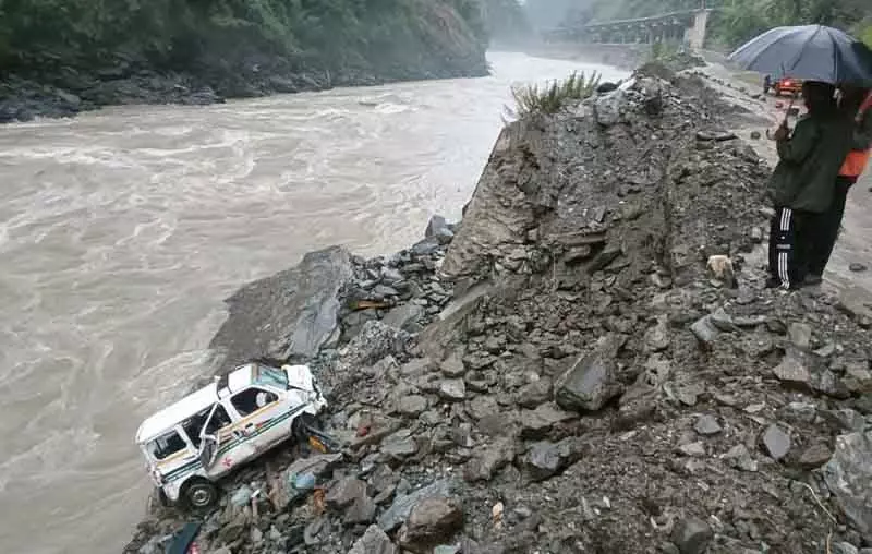 Mandi में परिवहन, बिजली आपूर्ति सेवाएं प्रभावित, कई इलाके अलग-थलग Mandi में परिवहन, बिजली आपूर्ति सेवाएं प्रभावित, कई इलाके अलग-थलग