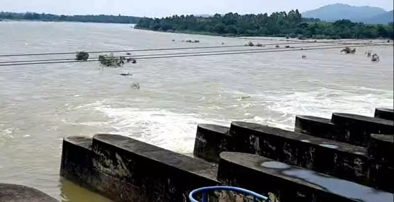 भारी जलप्रवाह के बीच Pong Dam से पानी का उच्च स्तर पर बहाव जारी भारी जलप्रवाह के बीच Pong Dam से पानी का उच्च स्तर पर बहाव जारी