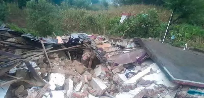 Hamirpur में चबूतरे पर जमीन धंसने से 3 मकान ढह गए, कई में दरारें आईं Hamirpur में चबूतरे पर जमीन धंसने से 3 मकान ढह गए, कई में दरारें आईं