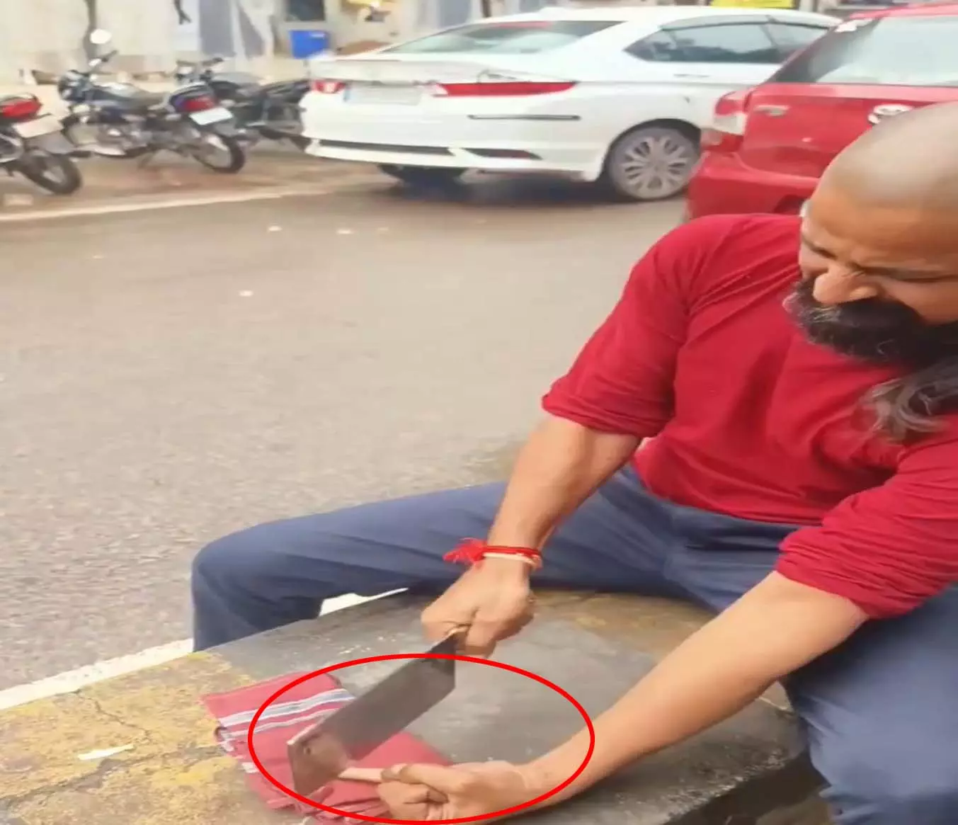 गौ रक्षक ने उंगली काटकर जताया गौ हत्या का विरोध, कहा- “हत्यारों के हाथ नहीं कांपते तो हमारे क्यों कांपेंगे” गौ रक्षक ने उंगली काटकर जताया गौ हत्या का विरोध, कहा- “हत्यारों के हाथ नहीं कांपते तो हमारे क्यों कांपेंगे”