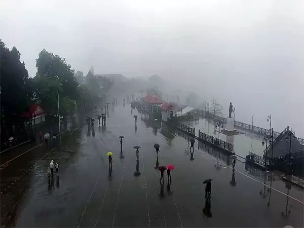 Shimla में लगातार भारी बारिश के कारण भूस्खलन से तीन लोगों की मौत, आवश्यक सेवाएं बाधित Shimla में लगातार भारी बारिश के कारण भूस्खलन से तीन लोगों की मौत, आवश्यक सेवाएं बाधित