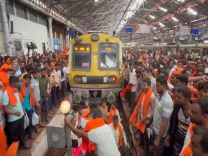 मराठा विरोध प्रदर्शन से मुंबई लोकल सेवाएं प्रभावित, सीएसएमटी स्टेशन हाई अलर्ट पर मराठा विरोध प्रदर्शन से मुंबई लोकल सेवाएं प्रभावित, सीएसएमटी स्टेशन हाई अलर्ट पर