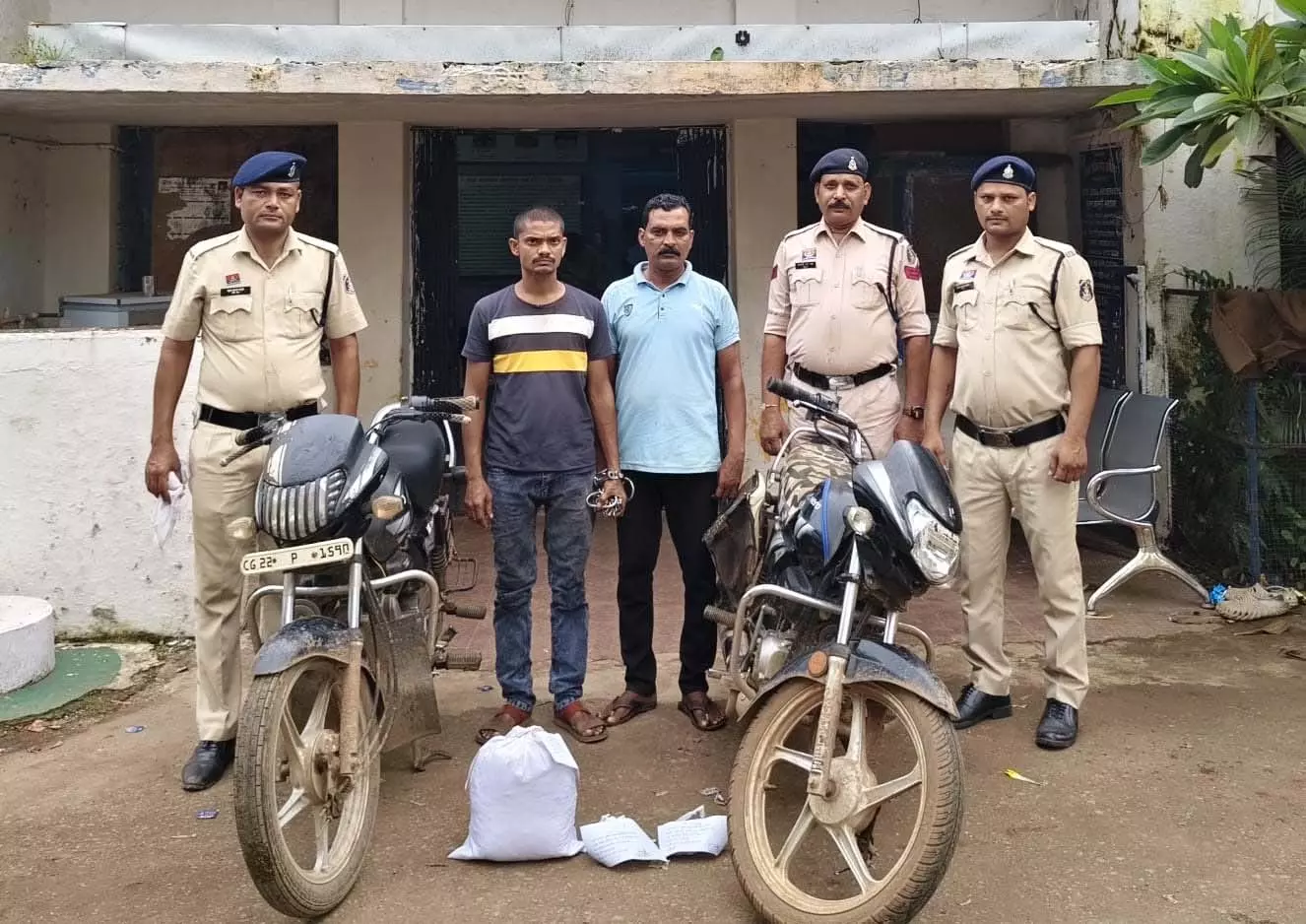 गांजा बेचने वाले दो आरोपी गिरफ्तार, 2.1 किलो गांजा और दो मोटरसाइकिल जब्त गांजा बेचने वाले दो आरोपी गिरफ्तार, 2.1 किलो गांजा और दो मोटरसाइकिल जब्त