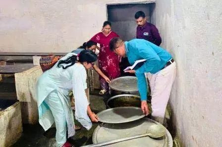 पोटा केबिन व छात्रावासों का औचक निरीक्षण, बच्चों की सुविधाओं पर प्रशासन सख्त पोटा केबिन व छात्रावासों का औचक निरीक्षण, बच्चों की सुविधाओं पर प्रशासन सख्त
