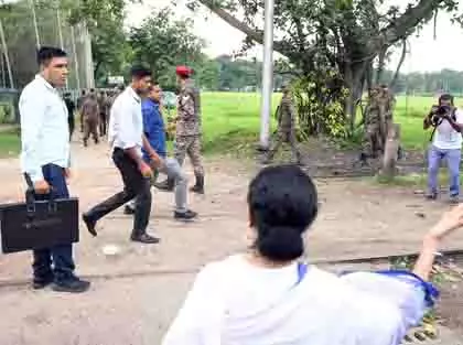 भाजपा पर CM बनर्जी का हमला, भाषा आंदोलन मंच तोड़ने पर सवाल भाजपा पर CM बनर्जी का हमला, भाषा आंदोलन मंच तोड़ने पर सवाल
