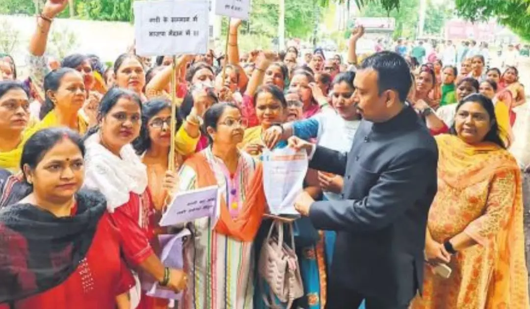 Bareilly: प्रधानमंत्री पर आपत्तिजनक टिप्पणी, महिलाओं का धरना Bareilly: प्रधानमंत्री पर आपत्तिजनक टिप्पणी, महिलाओं का धरना