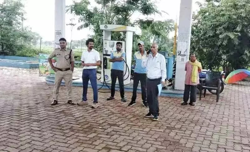बिना हेलमेट पेट्रोल देने वाले पेट्रोल पंप पर बड़ी कार्रवाई, SDM ने कराया सील बिना हेलमेट पेट्रोल देने वाले पेट्रोल पंप पर बड़ी कार्रवाई, SDM ने कराया सील