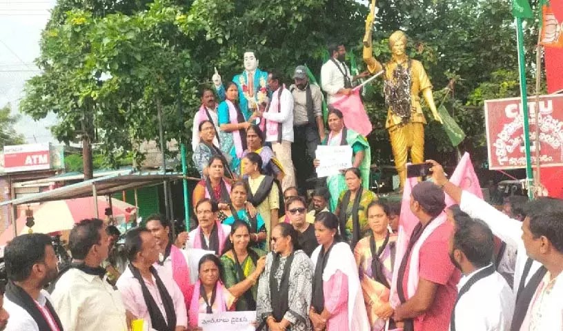 KCR के खिलाफ कांग्रेस का झूठा अभियान: पूर्व विधायक हरिप्रिया नायक KCR के खिलाफ कांग्रेस का झूठा अभियान: पूर्व विधायक हरिप्रिया नायक