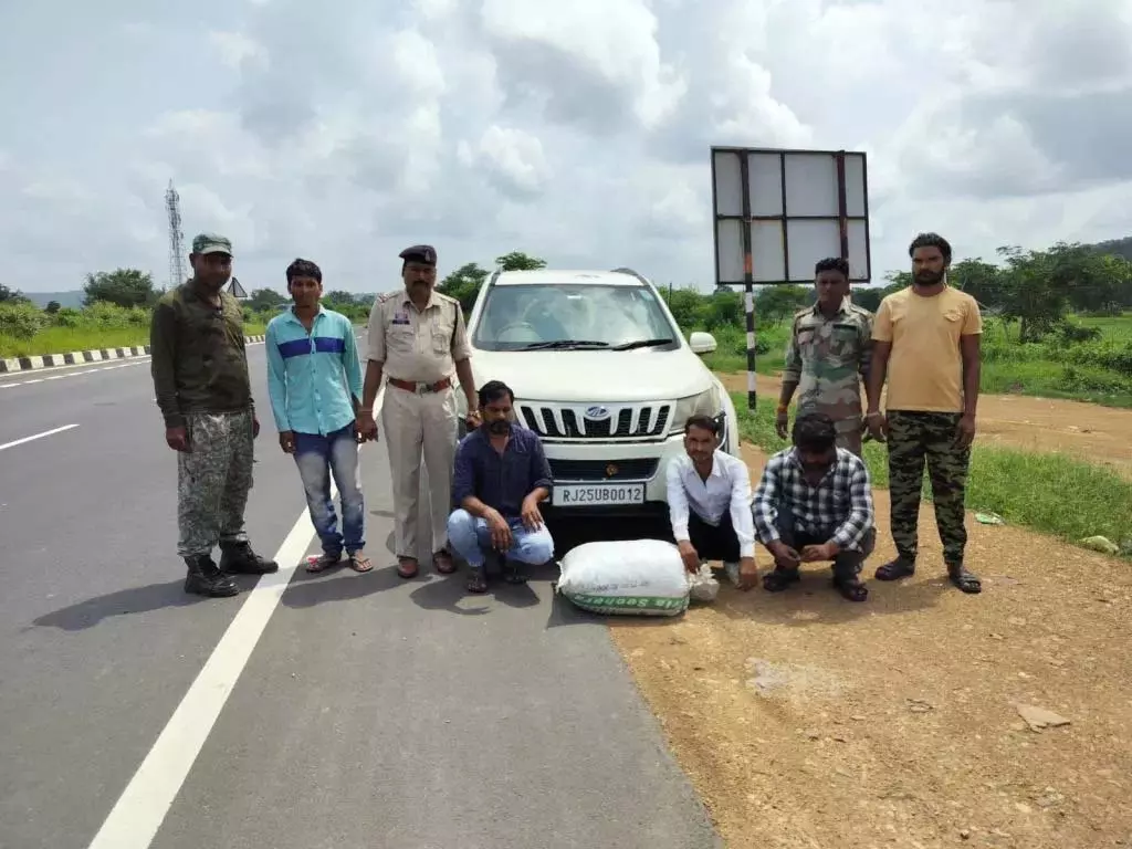 अंतरराज्यीय गांजा तस्कर गिरफ्तार, 11 किलो गांजा और लग्जरी XUV कार जब्त अंतरराज्यीय गांजा तस्कर गिरफ्तार, 11 किलो गांजा और लग्जरी XUV कार जब्त