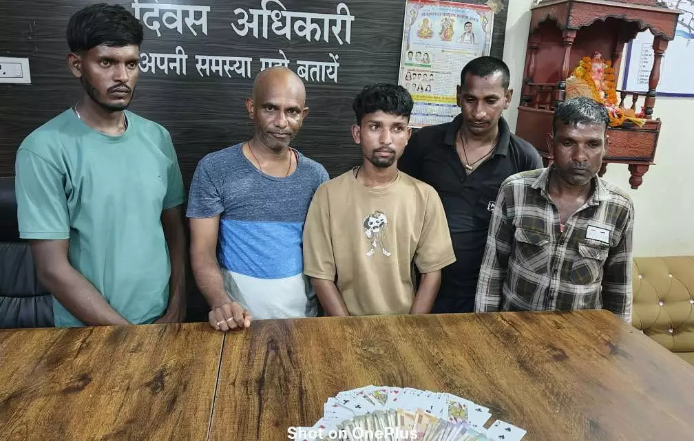 बिलासपुर पुलिस का छापा, जुए के फड़ से 5 जुआड़ी गिरफ्तार बिलासपुर पुलिस का छापा, जुए के फड़ से 5 जुआड़ी गिरफ्तार