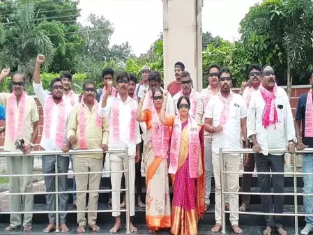 Kaleshwaram प्रोजेक्ट को लेकर BRS ने कांग्रेस सरकार के खिलाफ प्रदर्शन किया Kaleshwaram प्रोजेक्ट को लेकर BRS ने कांग्रेस सरकार के खिलाफ प्रदर्शन किया